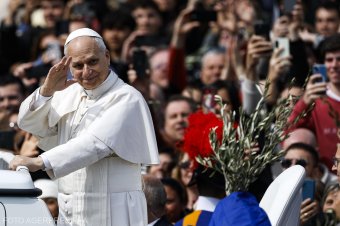 XIV. Leó pápa virágvasárnapon: Krisztus a keresztről kiáltja az embereknek, hogy tegyék le a fegyvert