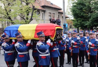 Katonai tiszteletadással temették el Mircea Lucescut