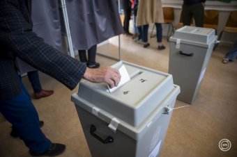 Megvan, hogy ma este mikorra várhatók a választási eredmények