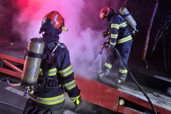 Autószállító utánfutó gyulladt ki Ratosnyán, sikerült megmenteni a járműveket