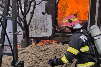 Melléképület gyulladt ki Maros megyében, egy méhész telep is veszélybe került