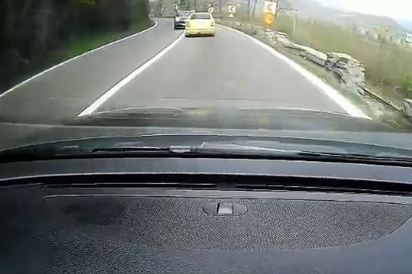 Átment a Porsche a záróvonalon – közzétették a fedélzeti kamerás felvételt a tegnapi súlyos balesetről