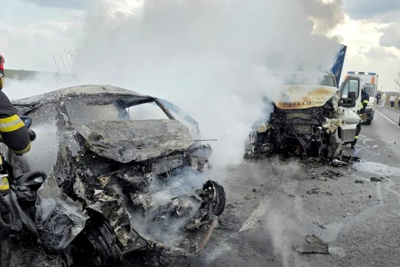 Lángba borult egy autó a nagy erejű ütközés után, egy áldozat bennégett