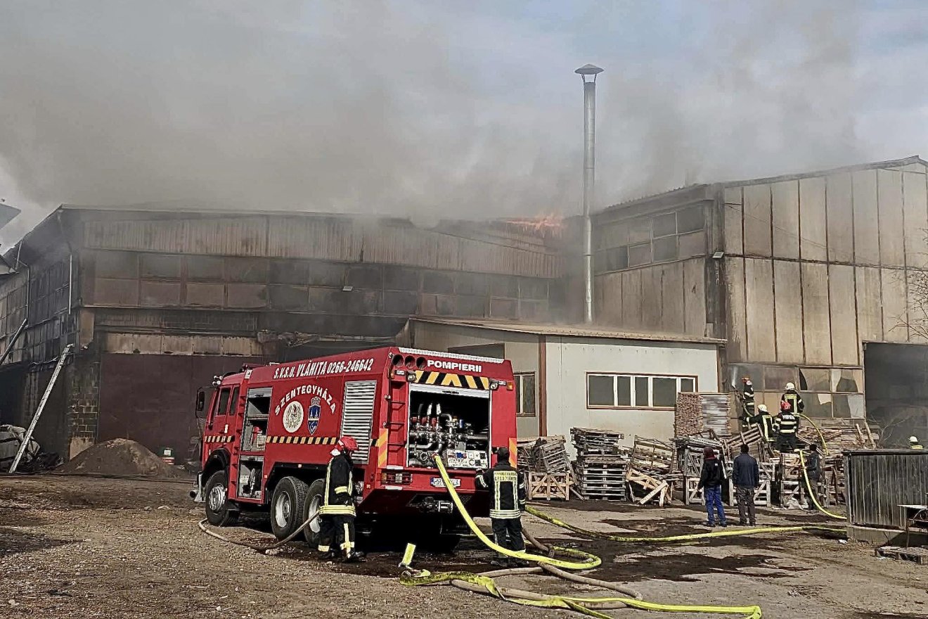 Faforgáccsal teli raktár gyúlt ki Szentegyházán, vízhiány és a szél nehezítette az oltást – frissítve