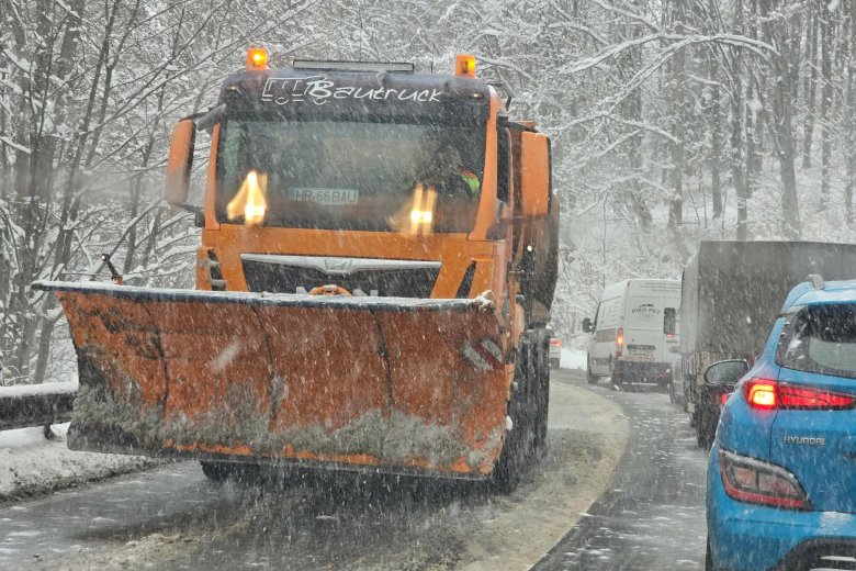 Teherautók akadtak el a Cekend-tető közelében, akadozva halad a forgalom