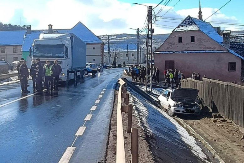 Árokba sodródott egy autó, miután kamionnal ütközött