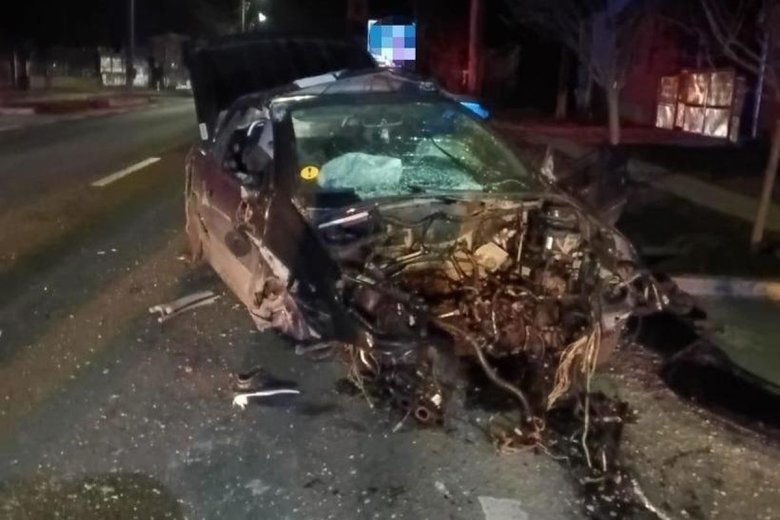 Szinte semmi nem maradt az autó orrából