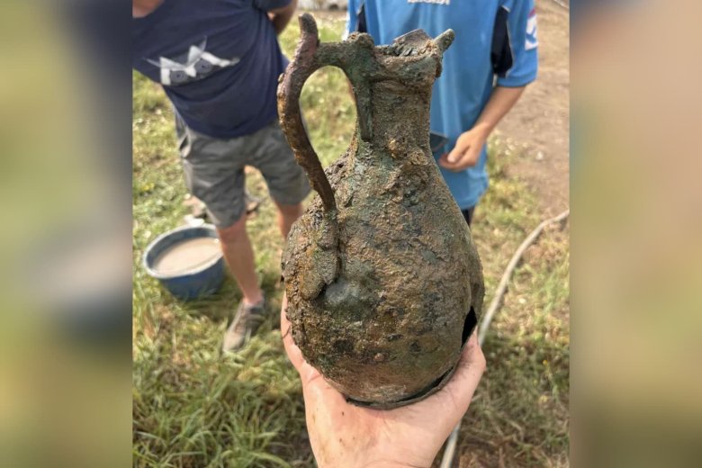 Értékes lelet: ép bronz kancsó került elő egy betömött kútból