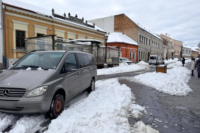 Letörték a sorompót, akadálytalan a behajtás a sétálóutcába