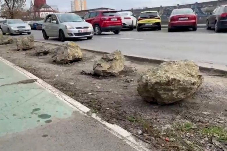 Szikladarabokkal tartják távol az autókat az egyik erdélyi városban – videóval