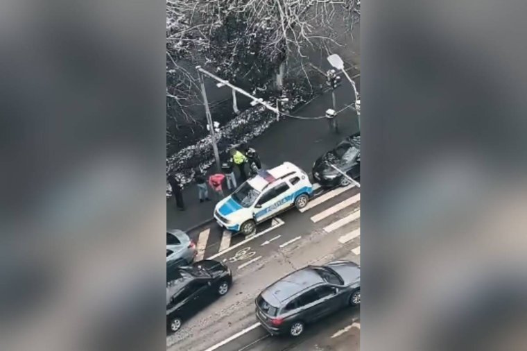 Szemtanúk filmezték le, amint a nyílt utcán tartóztatják fel a korrupcióval gyanúsított rendőrt – videóval