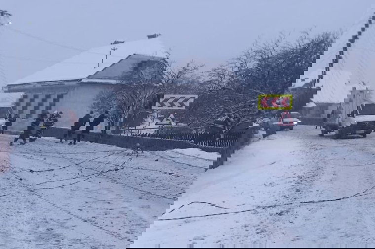 Villanyoszlopnak ütközött egy teherautó, leszakadt vezetékek akadályozzák a forgalmat