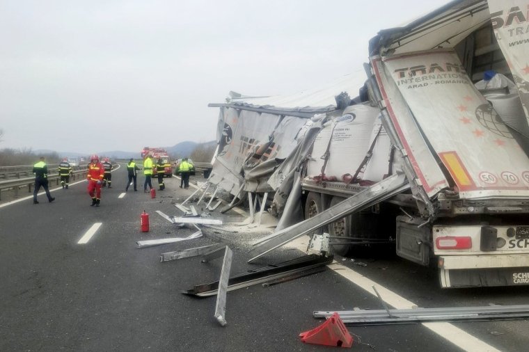 Biztonsági zónát jelöltek ki az autópályán, miután két kamion ütközött, és ammónium-szulfát ömlött az útra – videóval