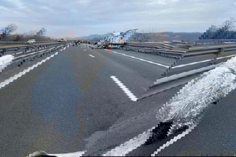 Biztonsági zónát jelöltek ki az autópályán, miután két kamion ütközött, és ammónium-szulfát ömlött az útra – videóval