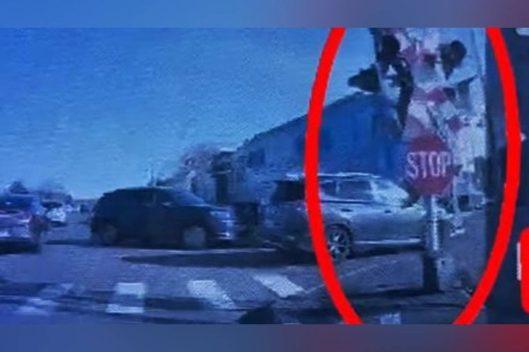 Elkapta az autó orrát a vonat, sértetlenül megúszta az idős sofőr – videó