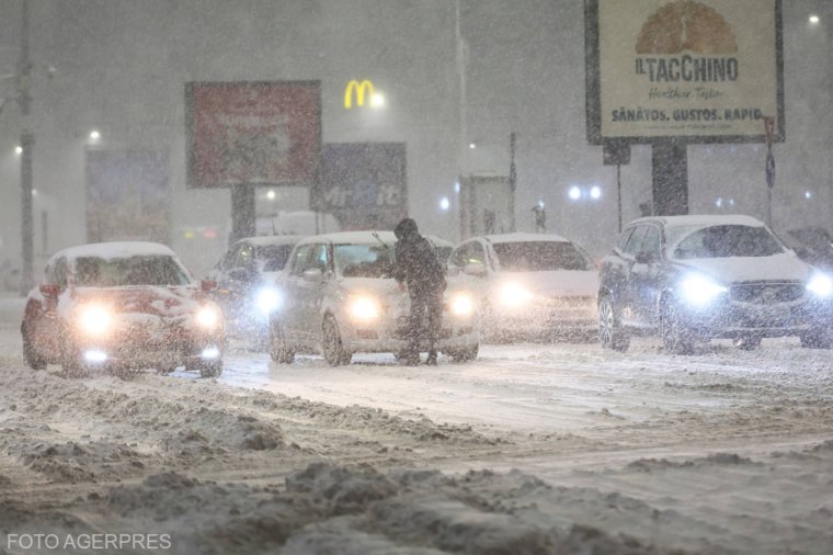 Vörös hóriasztás Bukarestre, egy autópálya-szakaszon már le is állították a közlekedést