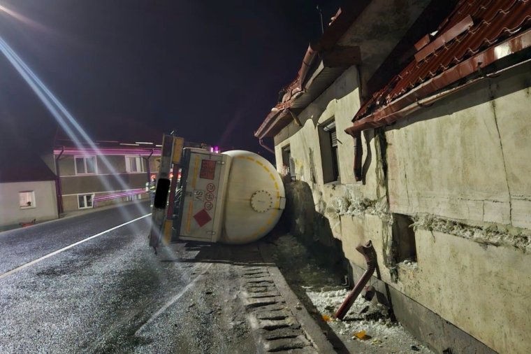 Felborult egy butángázt szállító tartálykocsi Szeben megyében, evakuálták a közelben lakókat – videóval