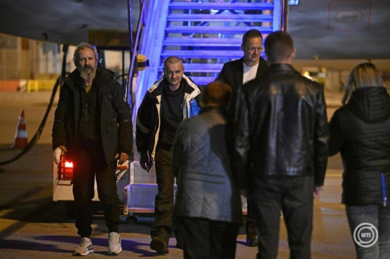 Megérkeztek a budapesti reptérre az Oroszországból szabadon engedett magyar hadifoglyok