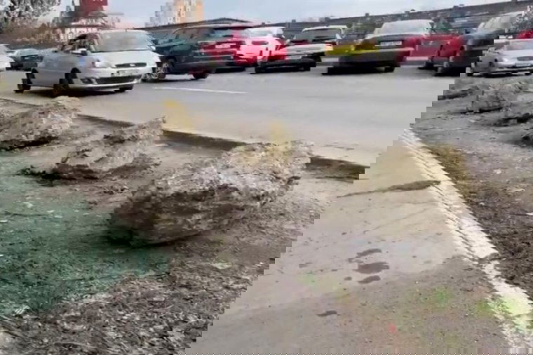 Szikladarabokkal tartják távol az autókat az egyik erdélyi városban – videóval