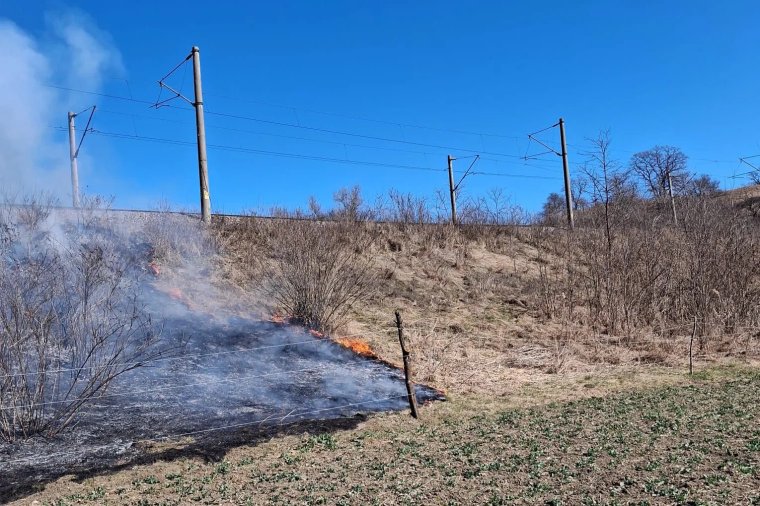 Tarlótűz miatt kellett leállítani a vasúti közlekedést Maros megyében