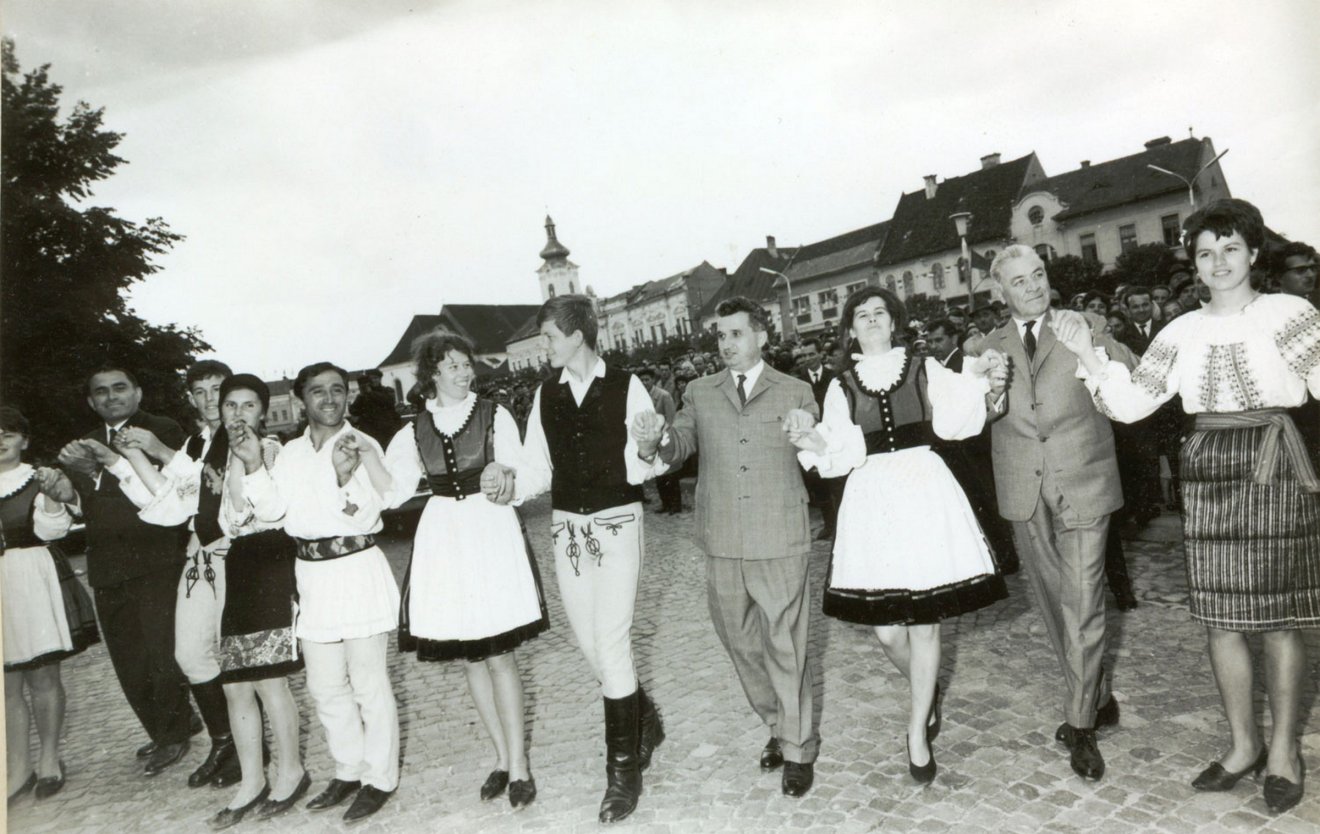 &bullet;  Fotó: A román kommunizmus fotótékája