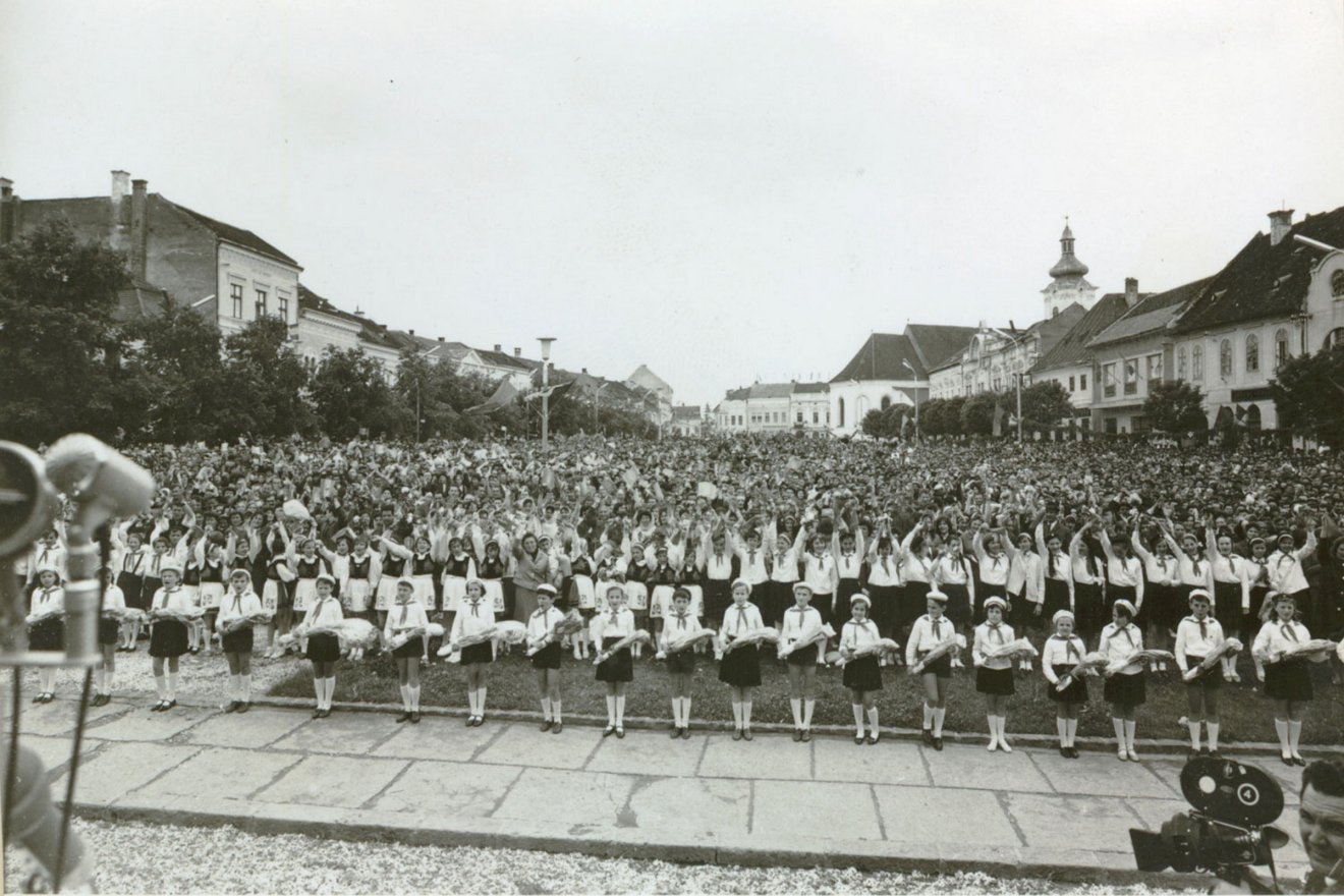 &bullet;  Fotó: A román kommunizmus fotótékája