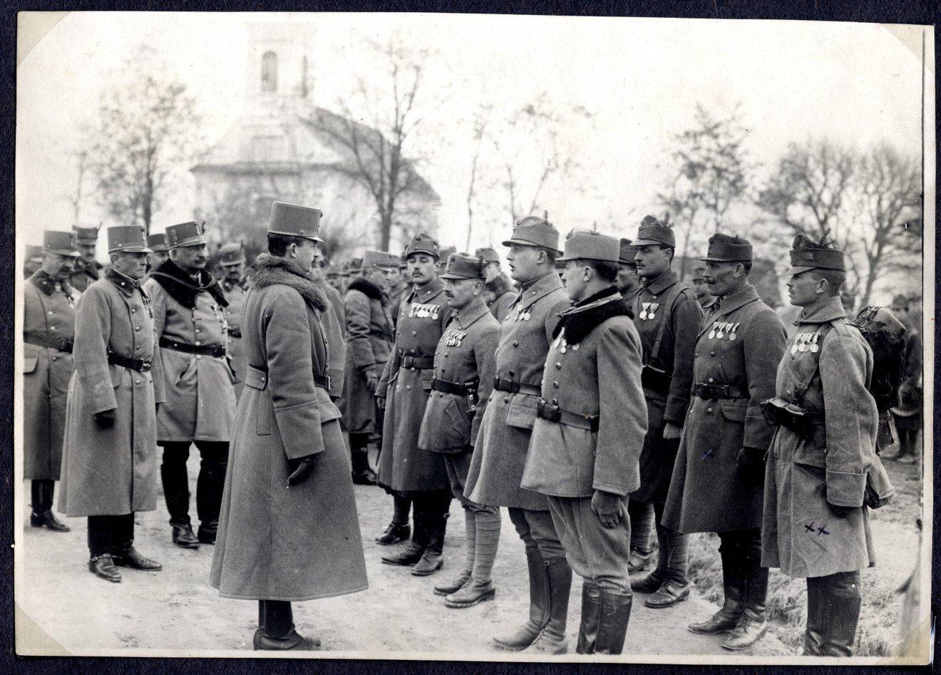 A 10. cs. és kir. honvéd gyalogezred díszszakasza IV. Károly király előtt Csíkszeredában, 1917. június 17-én