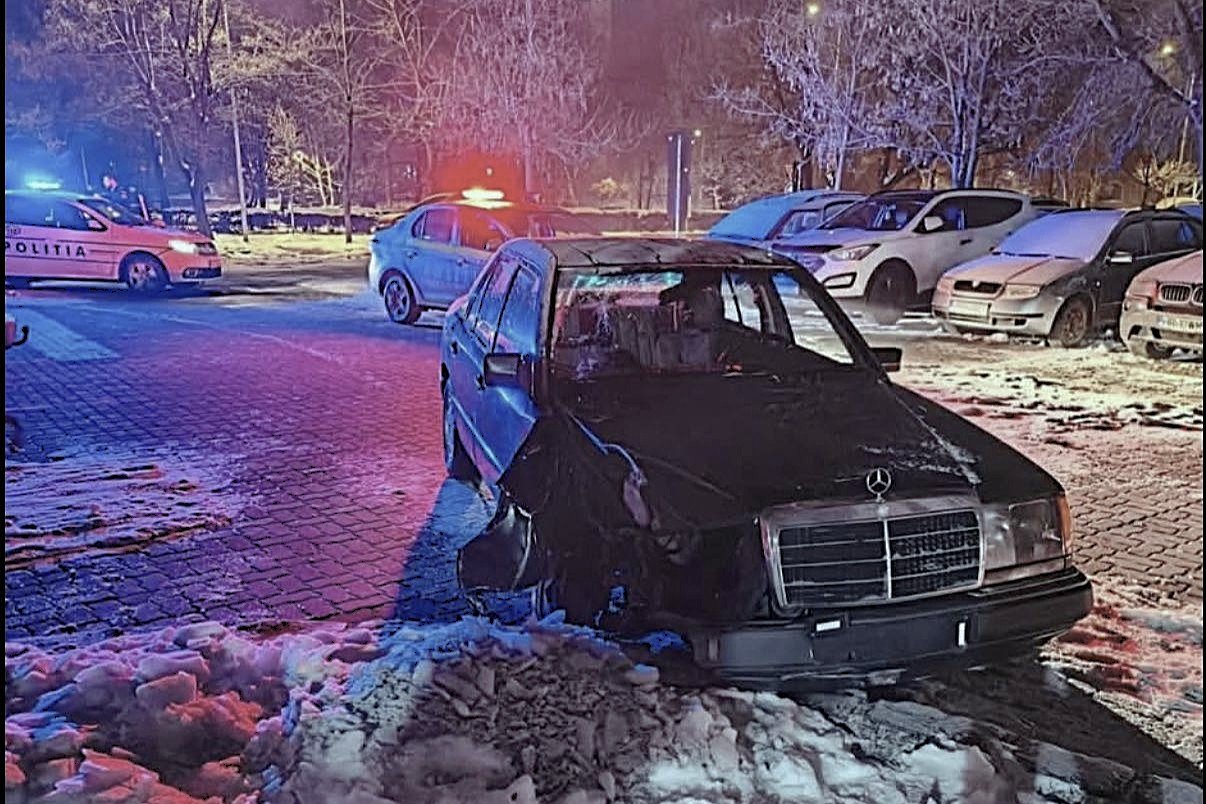 Az üldözést követően a sofőr végül a Mihail Sadoveanu utcában megállt, kiszállt az autóból, és gyalog próbált elmenekülni. &bullet;  Fotó: Csíki közlekedési infó / Facebook