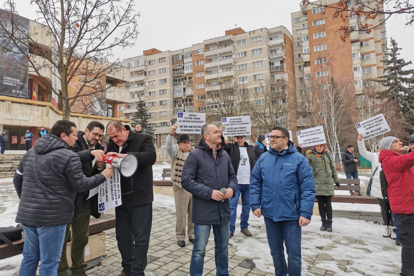 Menyhárt János szervező (középen) és Viorel Buruș (jobbról) a hangosbemondóval &bullet;  Fotó: Barabás Hajnal