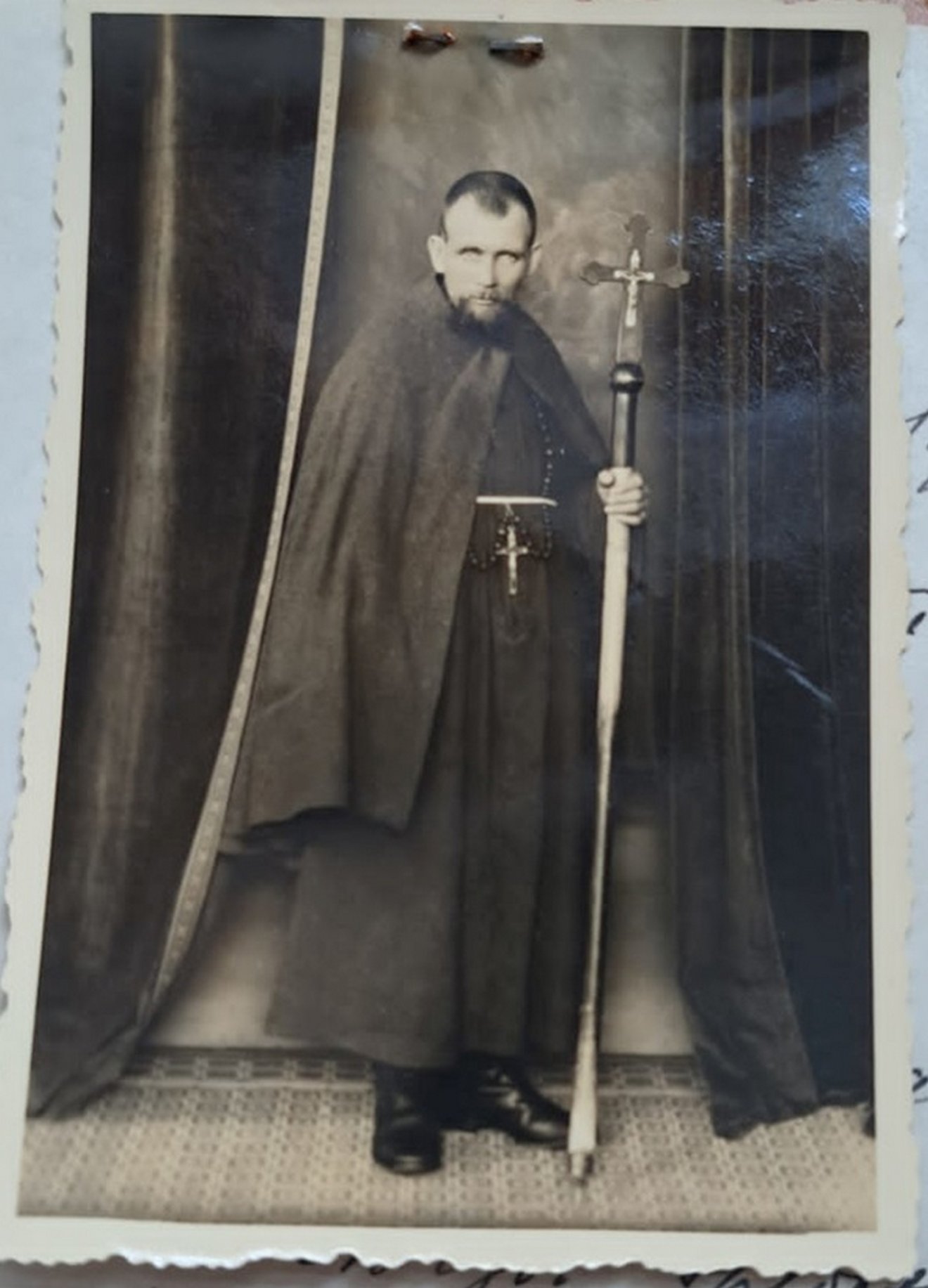 Jakab Imre 1937-ben, amikor engedélyt kapott a zarándokruha viselésére