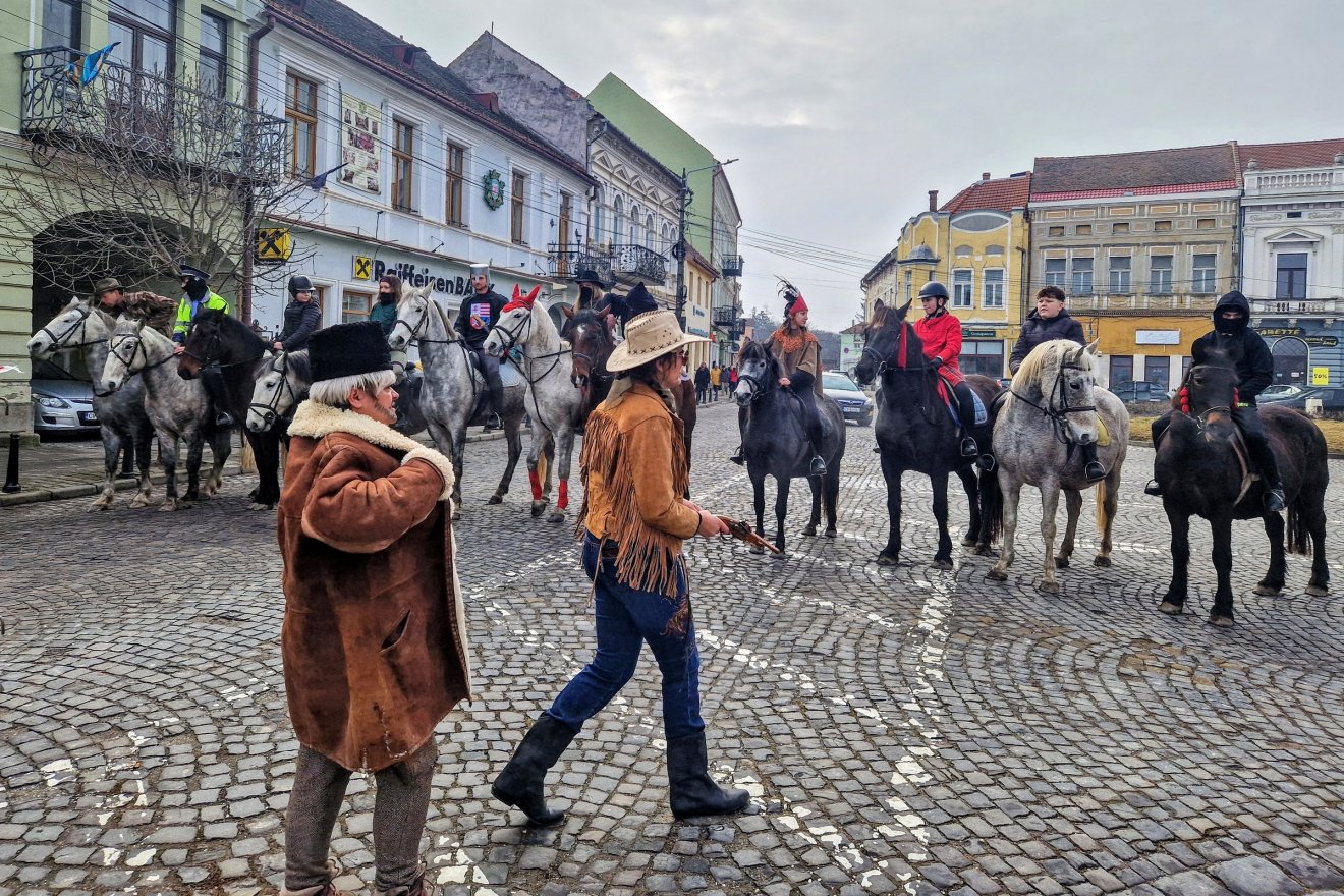 A maszkurák 11 órára gyűltek össze a főtér déli részén