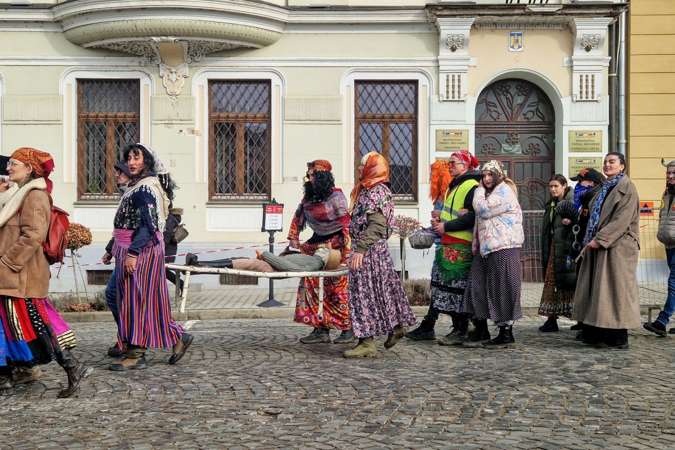 Fura menet kíséri a halottat