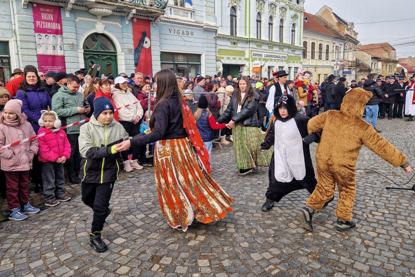 Ének és tánc töltötte be a Vigadó előtti teret