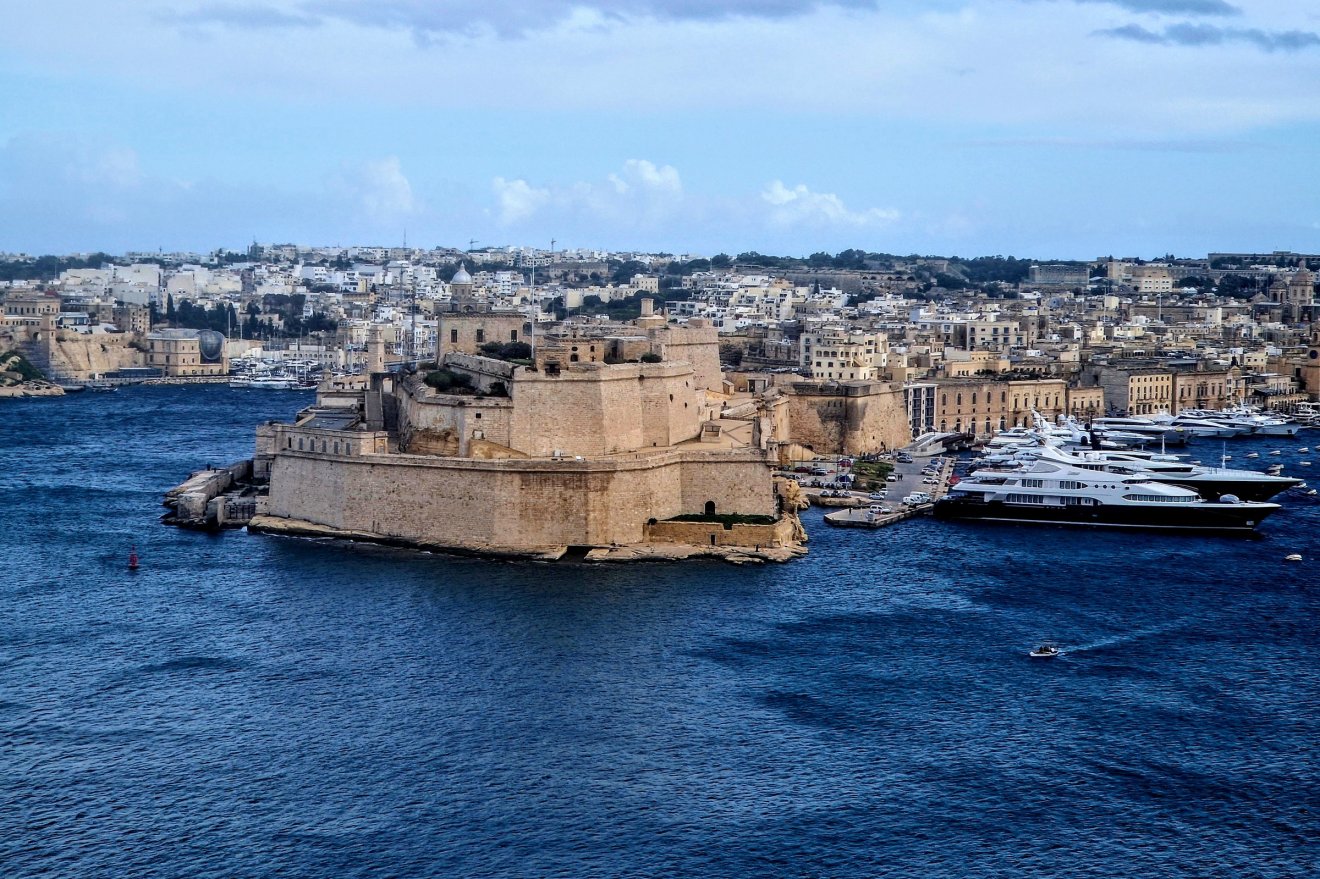 A Sant'Angelo-erőd a Nagy Kikötő déli oldalán fekszik. Ez volt a nagymesterek első rezidenciája a szigeten