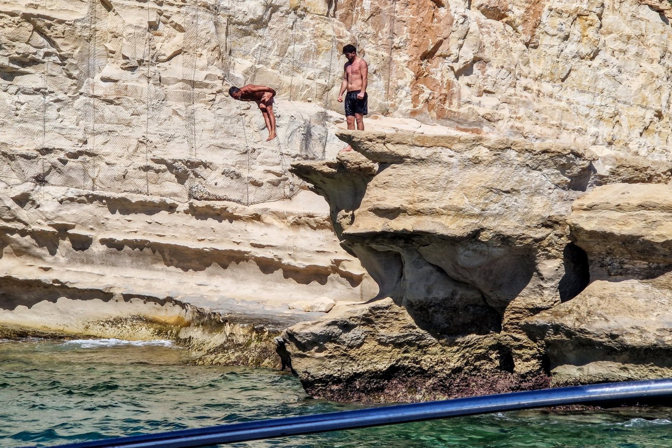 Fürdőzők a Szent Péter-medencénél