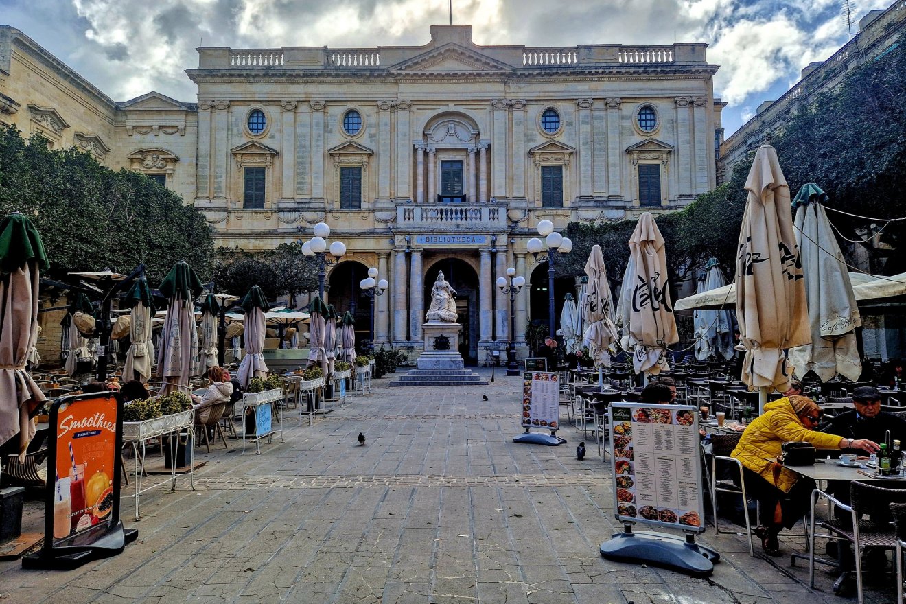 A 18. századi neoklasszicista épületben található Máltai Nemzeti Könyvtár eredete 1555-re nyúlik vissza, amikor Claude de la Sengle nagymester elrendelte, hogy a Szent János-rend elhunyt tagjainak összes könyvét a rend kincstárába kell helyezni. Hivatalosan 1776-ban alapították, mai könyvállományát több 300 000 kötet képezi