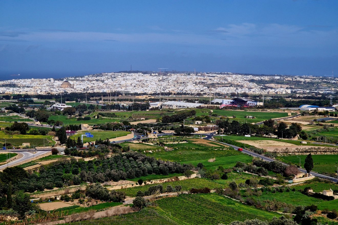 Kilátás Mdinából. Az 1833–60 között klasszicista stílusban épült mostai dóm 37 méter átmérőjű kupolája a harmadik legnagyobb Európában a római Szent Péter-templom és a Hagia Sophia után