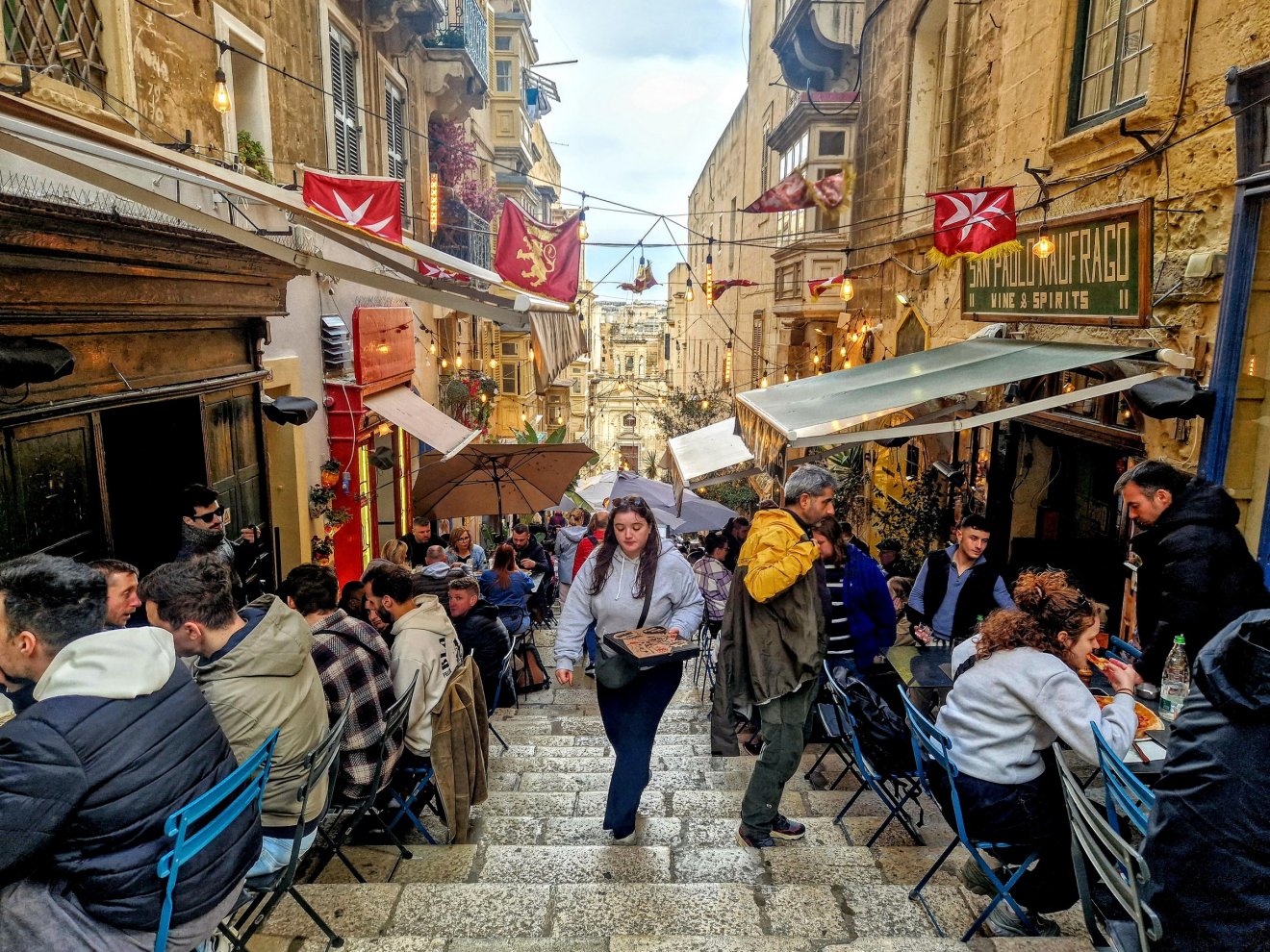 Még a lépcsőkre is jut a kávézókból, falatozókból