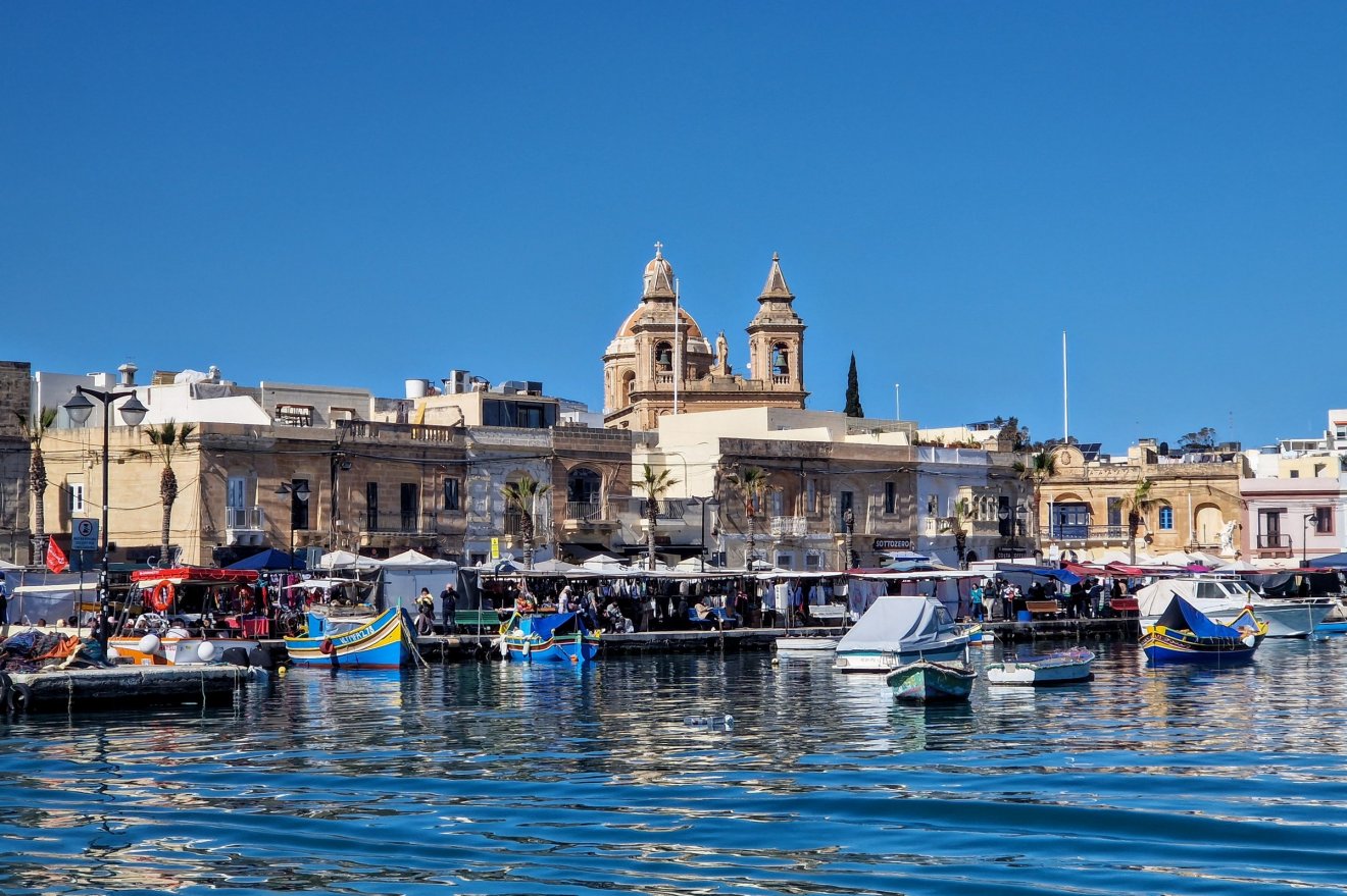 Marsaxlokkban kishajó-kirándulásra is be lehet fizetni, 10 euróért 70 perces körutat ígértek, a fele idő alatt letudták