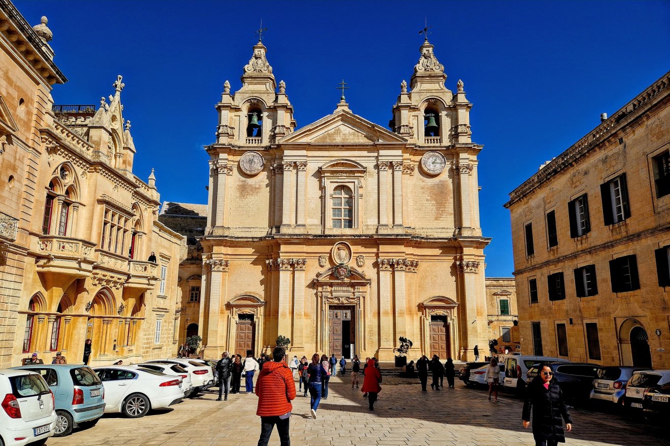 A mdinai Szent Pál-társkatedrális homlokzatát korinthoszi oszlopok osztják három részre. A vallettai Szent Jánossal osztozik a székesegyházi tituluson