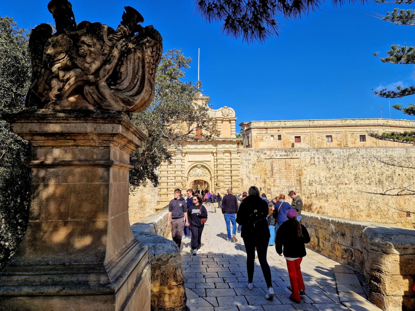 Bejárat Mdinába. Sokáig ez volt a sziget fővárosa, a vastag falrendszert a normannok építették köréje