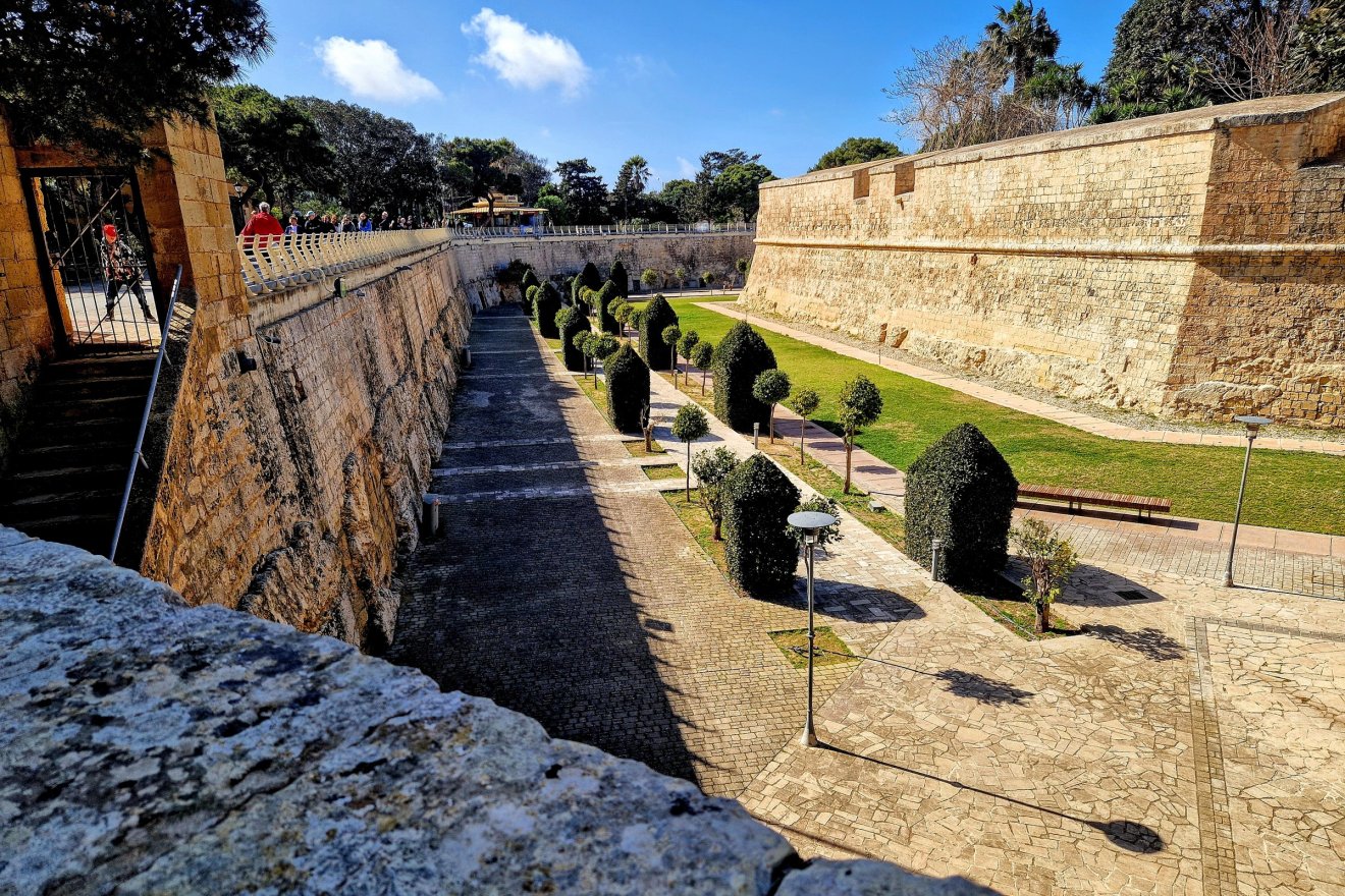 A Mdinát körülölelő „vizes” árokba legfeljebb csak esőzéskor került némi víz. Inkább arra szolgált, hogy megnehezítse az ostromgépek odavontatását, az ily módon eleve magasabbnak láttatott fal aláásását