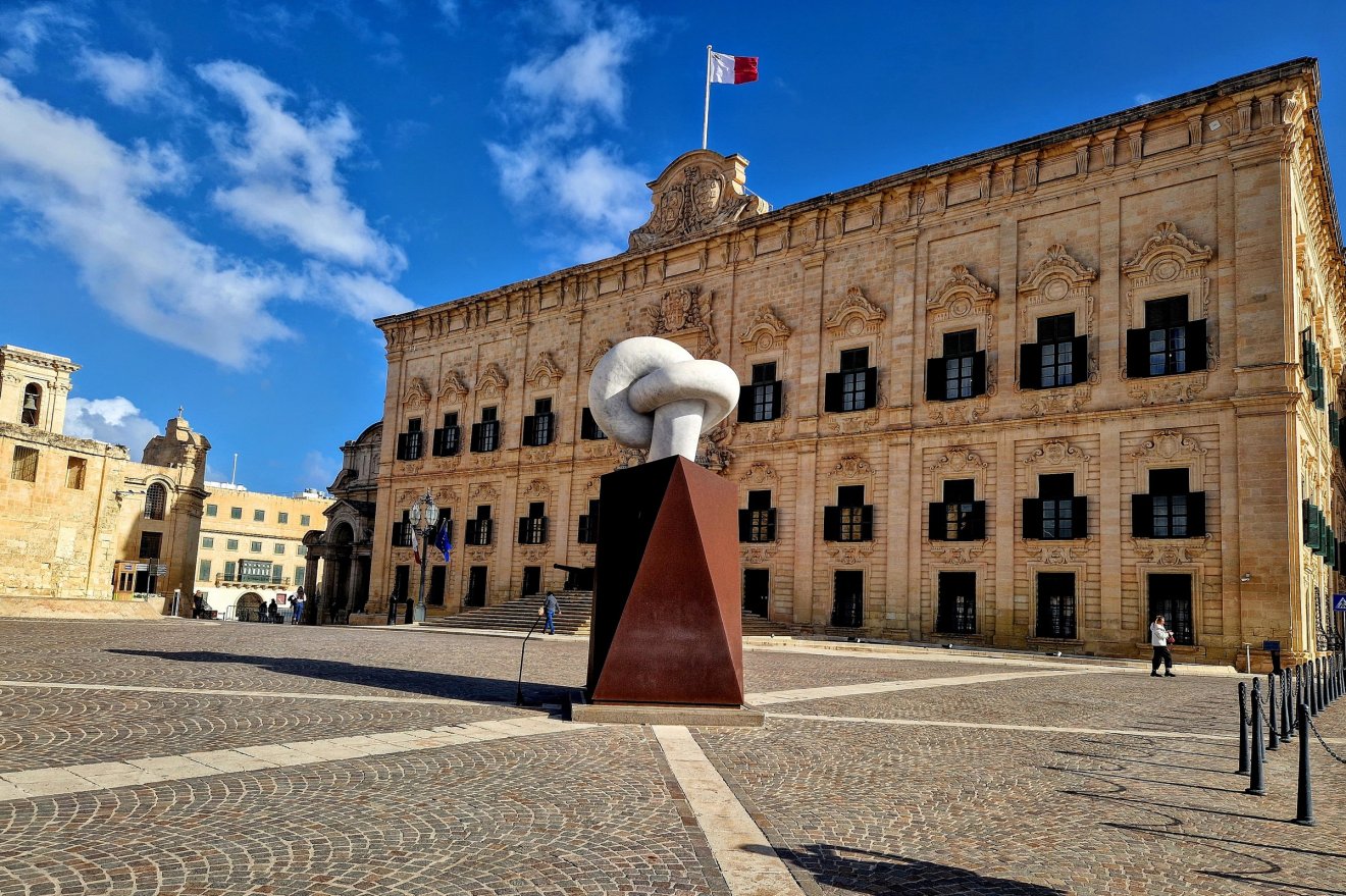 A miniszterelnök Valletta legmagasabb pontján, ebben a 470 éves épületben székel, előtte a Csomó nevű fehérmárvány-szobor