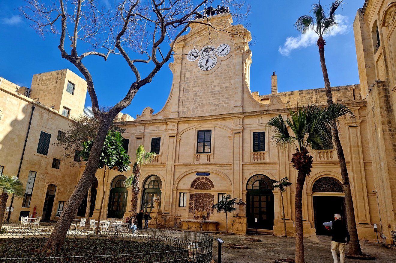 A 16. és a 18. század között épült Nagymesteri Palota ma az elnöki hivatalnak is otthont ad