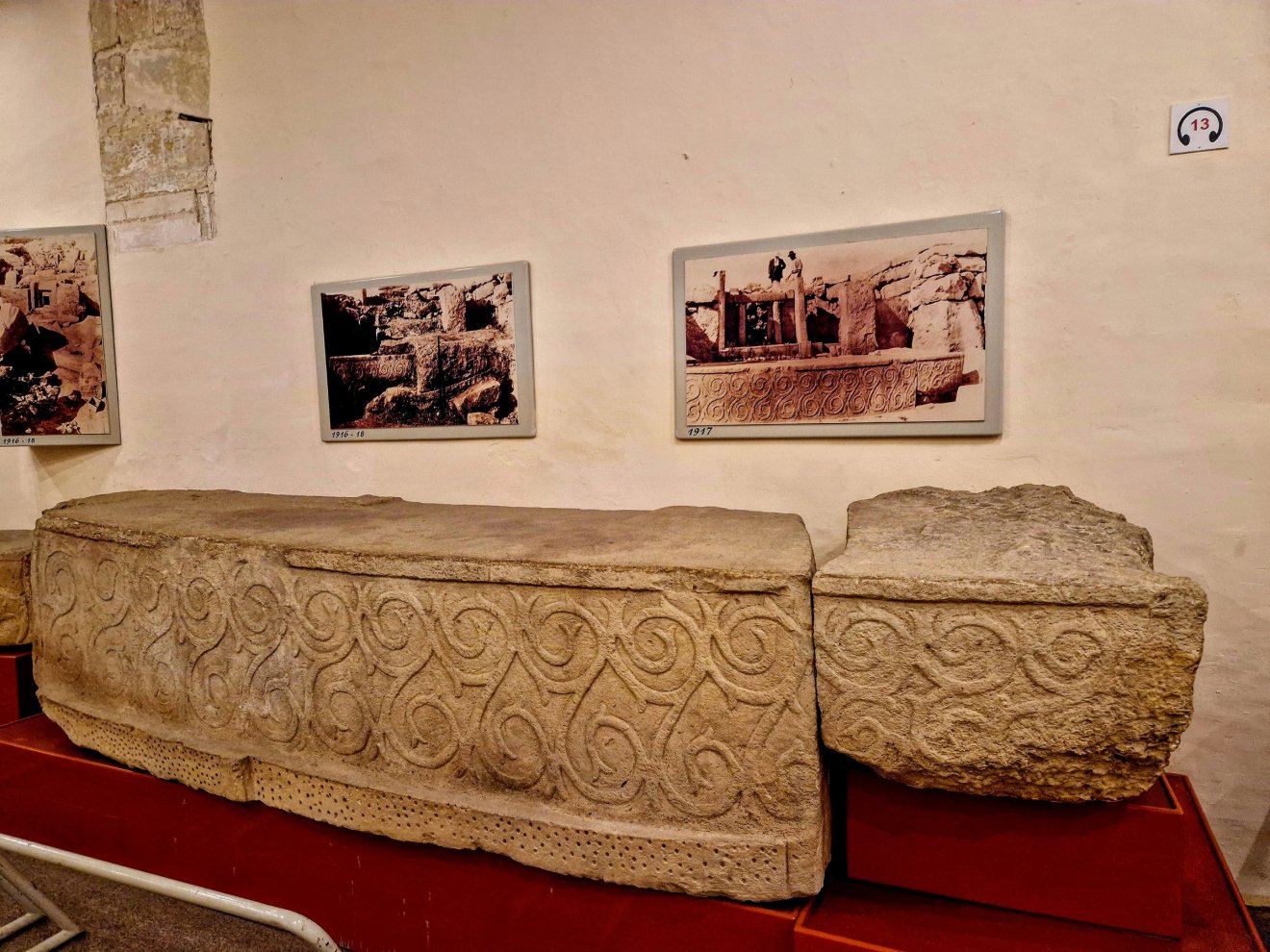 Ez a Tarxien-templomok lelőhelyén előkerült, 4500–5600 éves áldozati oltár (Nemzeti Régészeti Múzeum, Valletta) a székelykapuk mintázatát idézte fel bennünk