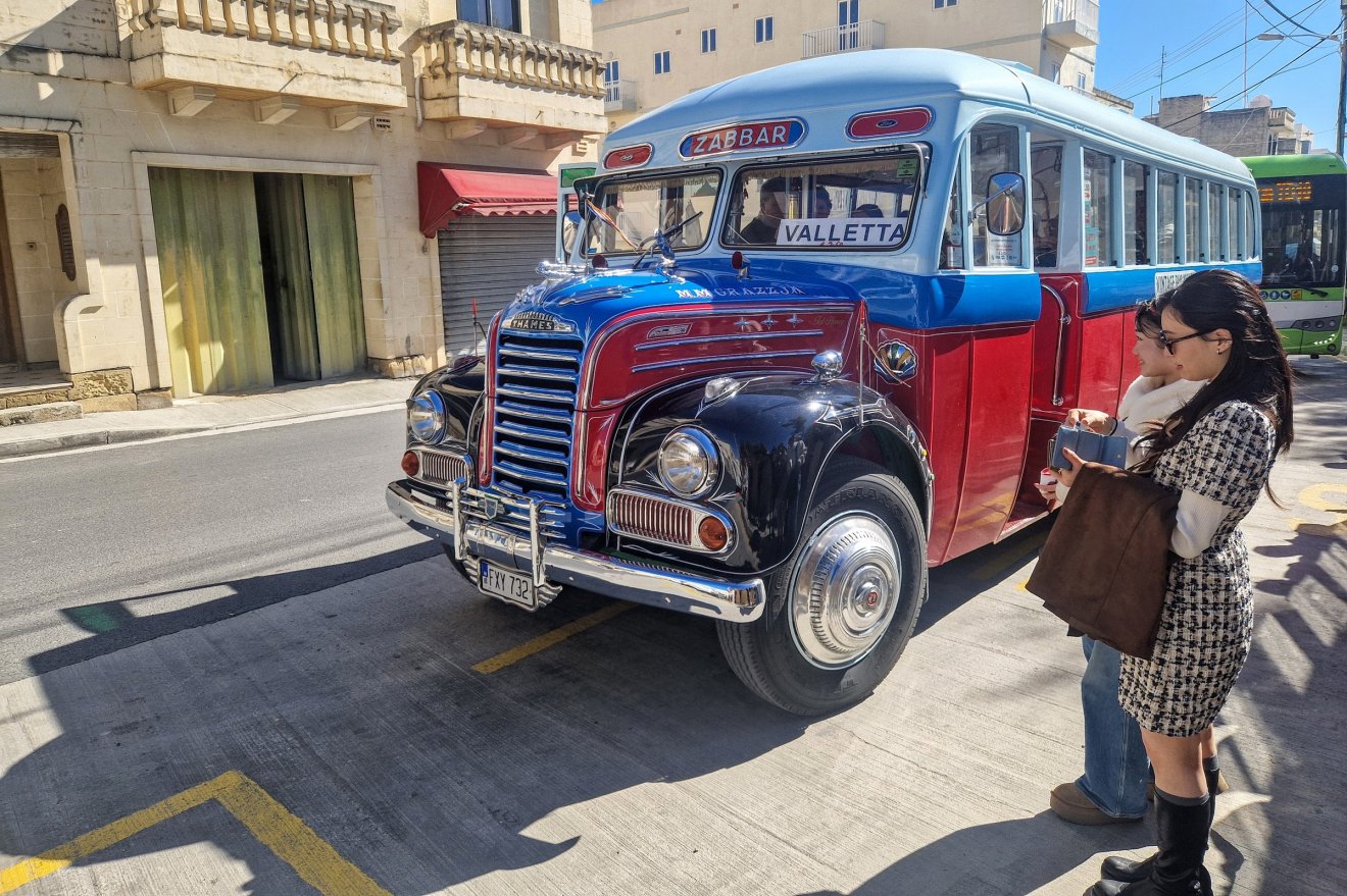 Az 1–4 napos bérlet elvileg minden autóbuszra érvényes, de erre nem. A baloldali közlekedés meg a parkólóhelyek szűkös volta okán érdemes a tömegközlekedést választani