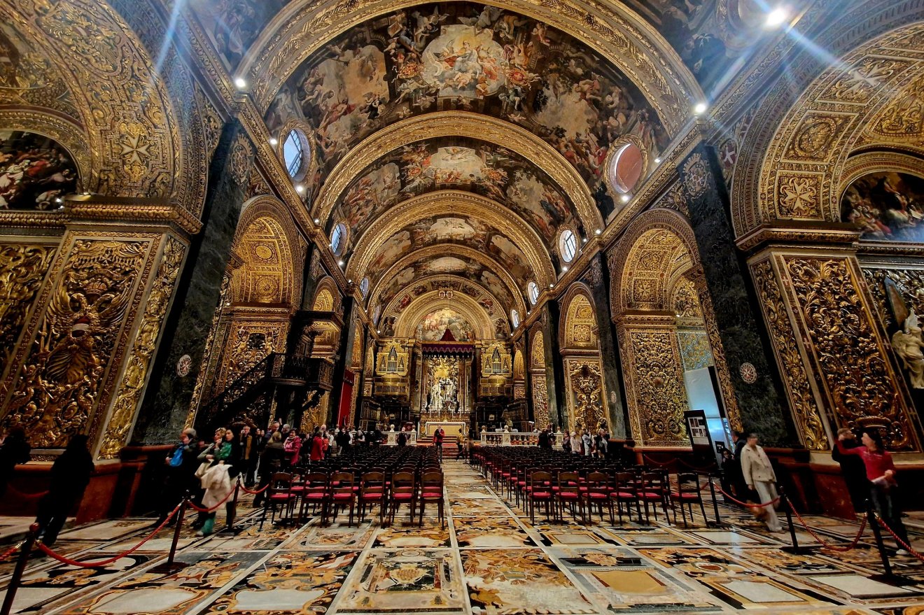 Az 1572-től tizenöt éven át épülő, 65 méter hosszú és 40 méter széles Szent János-társkatedrális kívülről egy erődítmény vonásait viseli magán, belül viszont rendkívül gazdag díszítésű