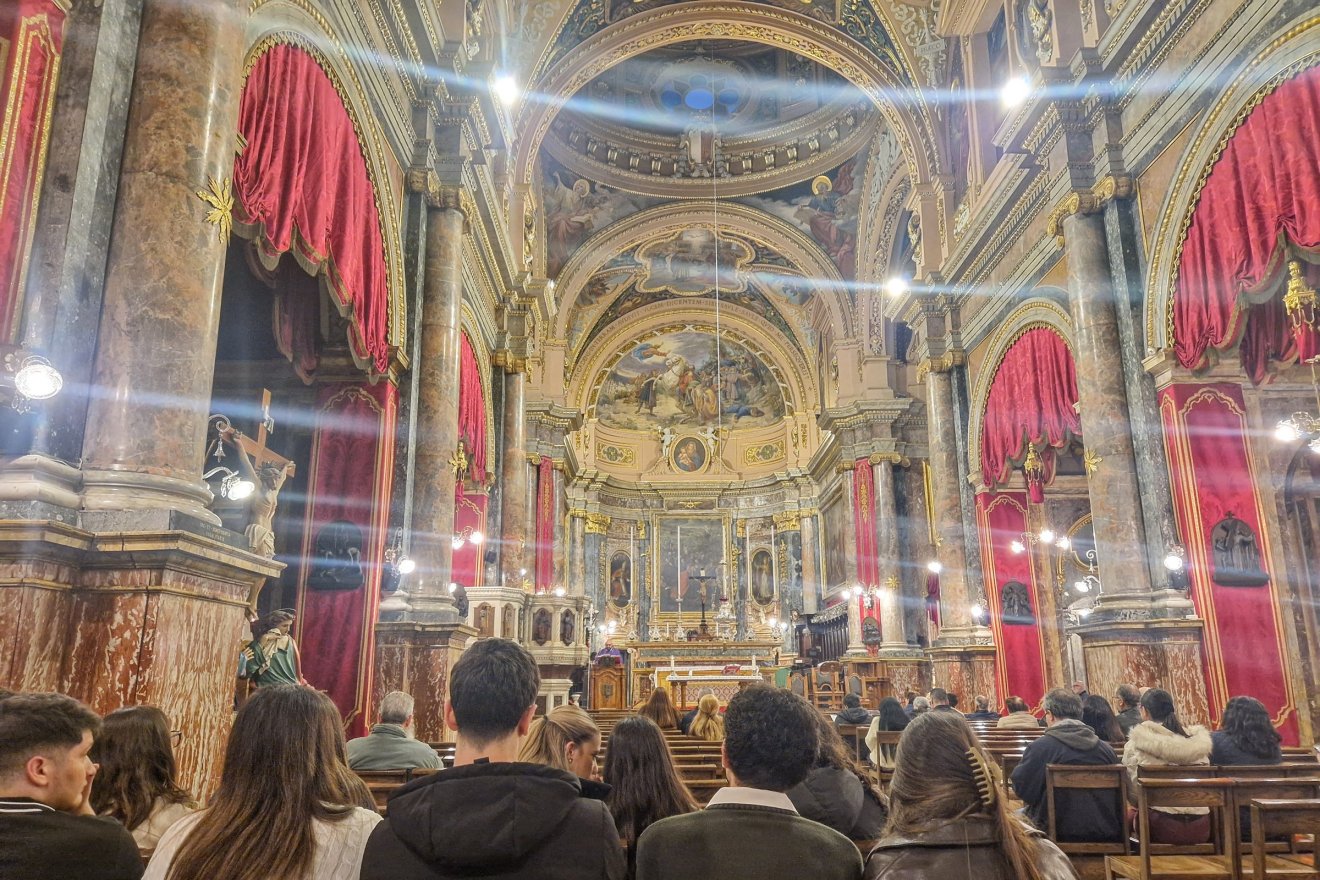 A Szent Pál hajótörése templomban éppen miséztek, ezért nem láttuk illendőnek lefotózni sem Filippo Paladino hajótörést ábrázoló nagy vásznát, sem Melchiore Gafa szentet megformázó faszobrát