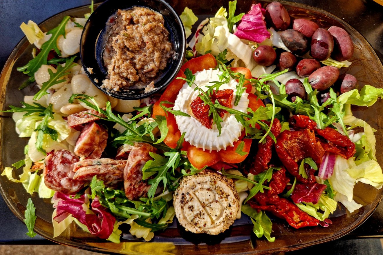 A lóbaból készített bigilliát zöldséges-sajtos-kolbászos tálra helyezték el