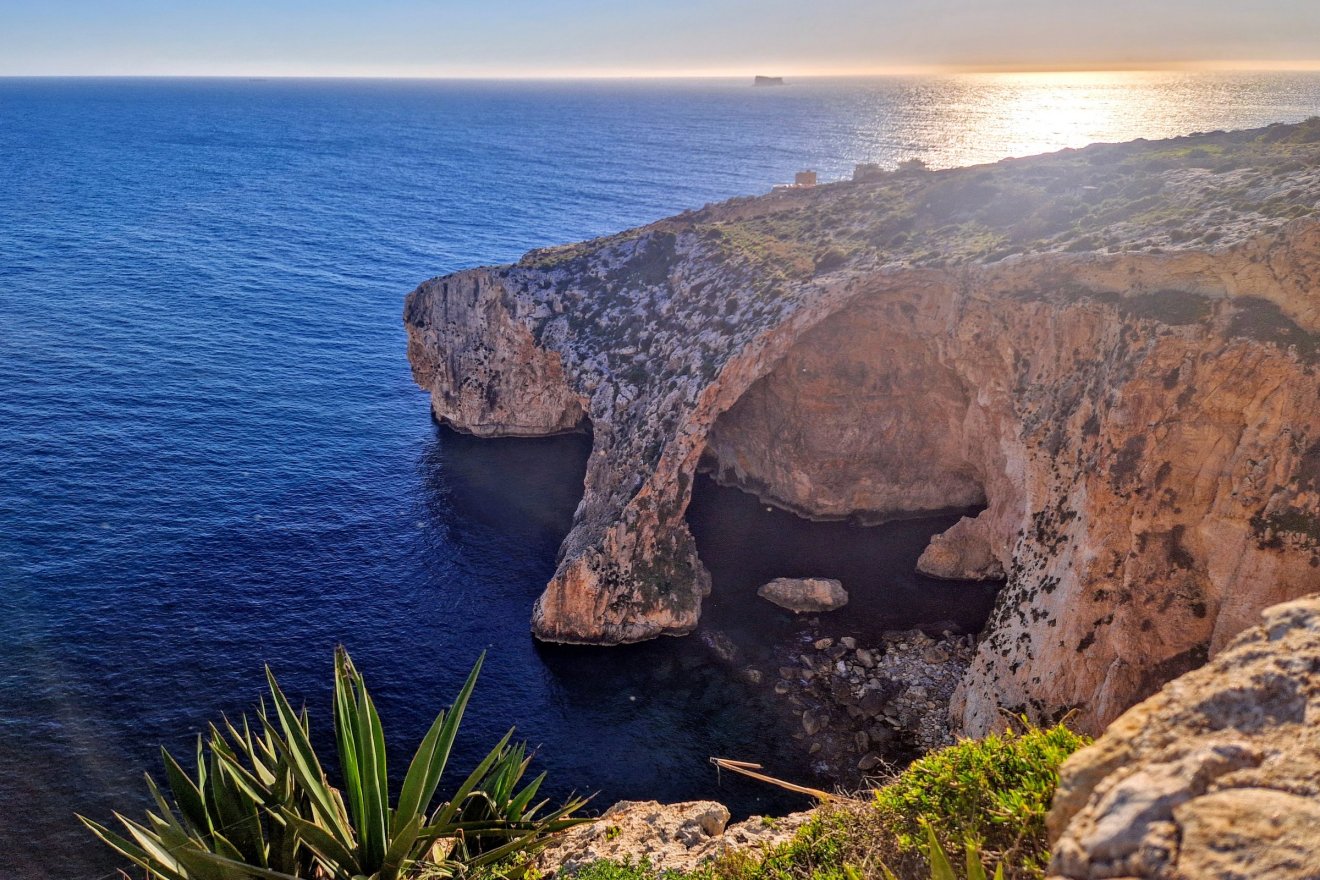 A sziget déli partjainál meghúzódó Kék-barlang fotózásához nem a délutáni órák kínálják a legjobb fényviszonyokat. Nevét az 1950-es években nyerte el, amikor egy brit katona a Capri-sziget híres Grotta Azzurrájával hasonlította össze